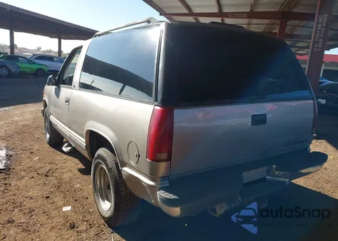 1999 Chevrolet Tahoe из США, поврежденный, VIN 3GNEC18R8XG231053